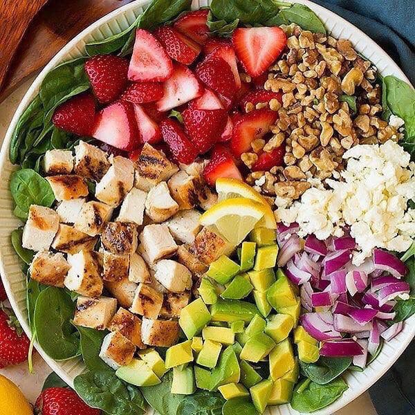 Ensalada de pollo con fresas, aguacate y nueces