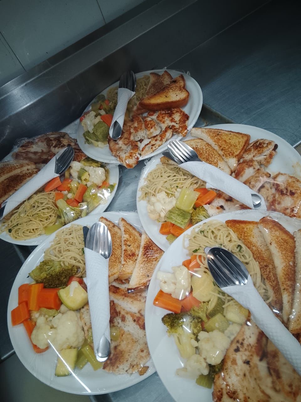 Pechuga de pollo con pasta y verduras al vapor