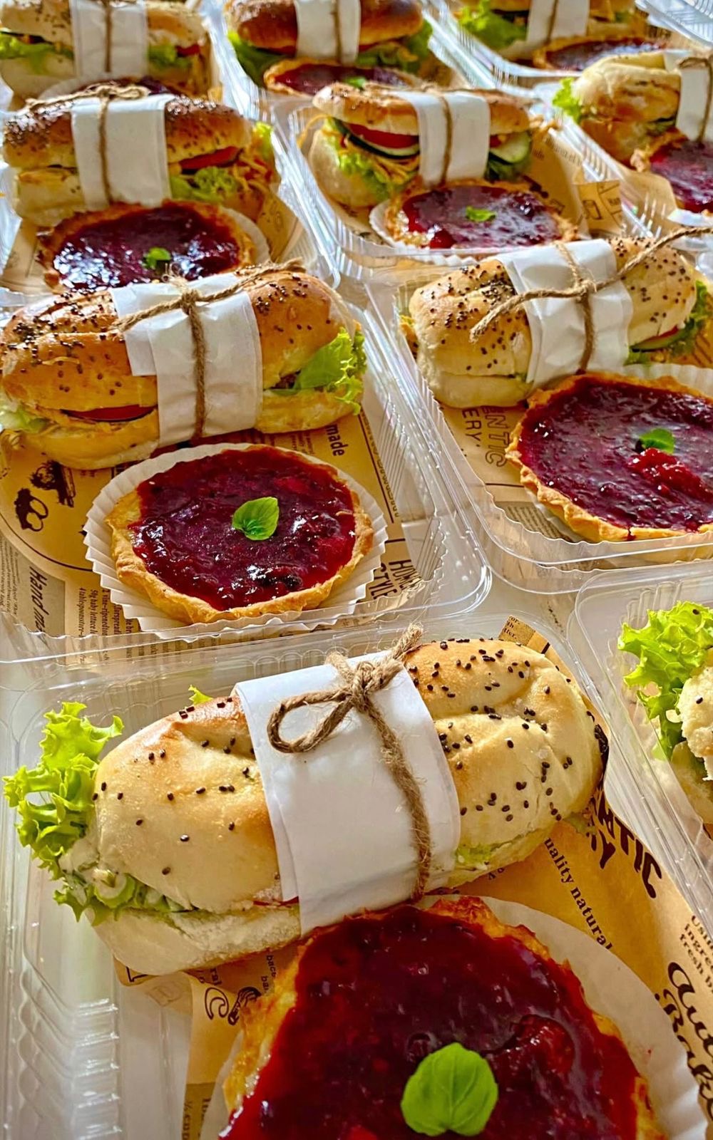 Lunch box artesanal con sándwich y tarta